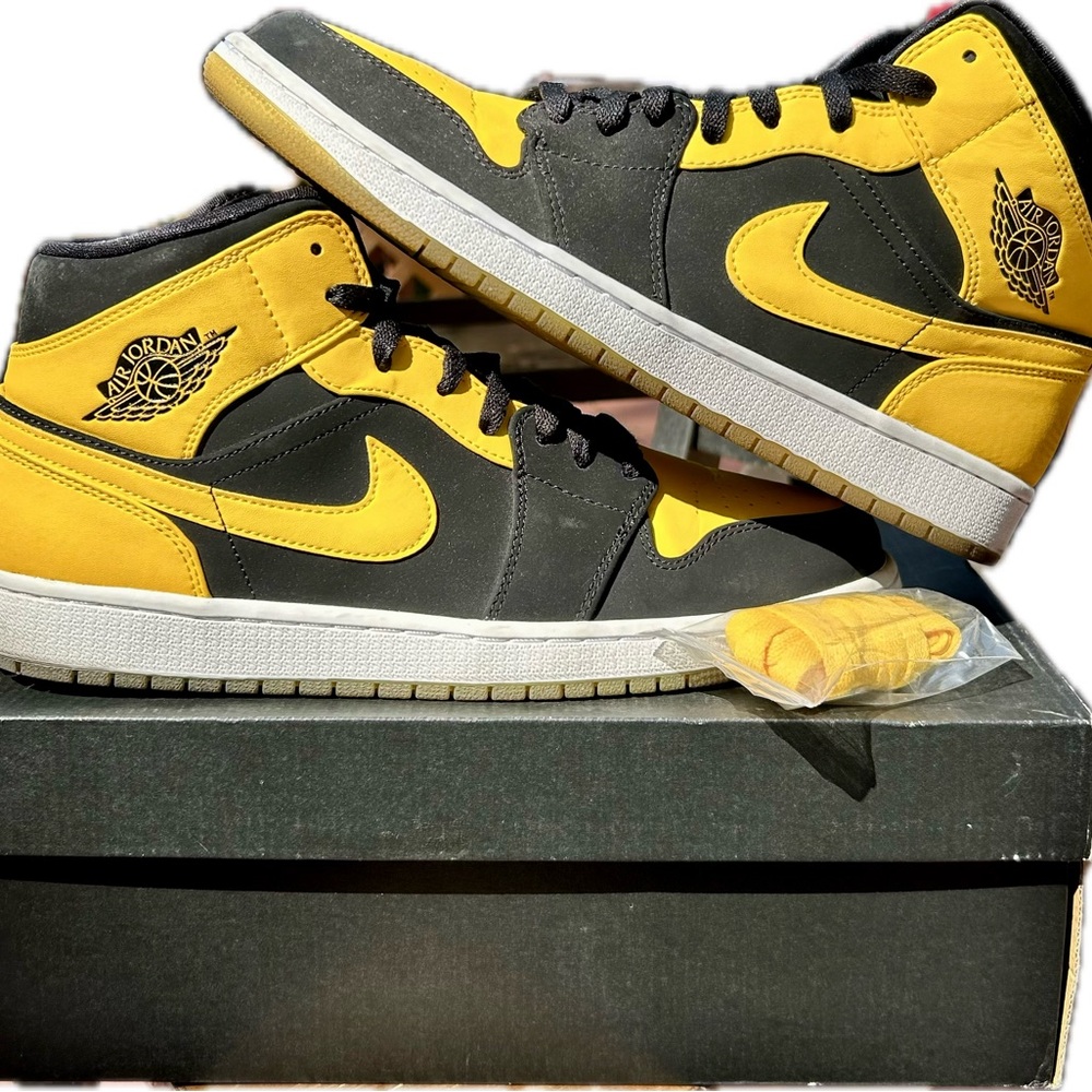 Jordan 1 Retro Mid New Love (2017)
